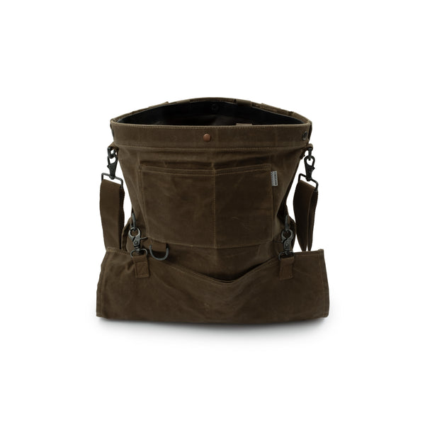 bag, harvest, gather, autumn, fall, apples, wax, canvas, man, woman, women, men, outdoors, outside, backpack